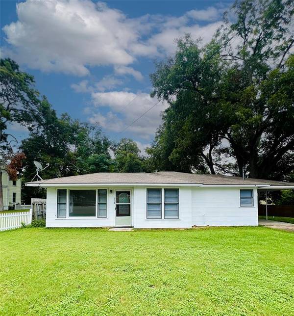 528 E Milam ST, La Grange, TX 78945