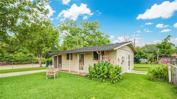 601 E Murray ST, Angleton, TX 77515