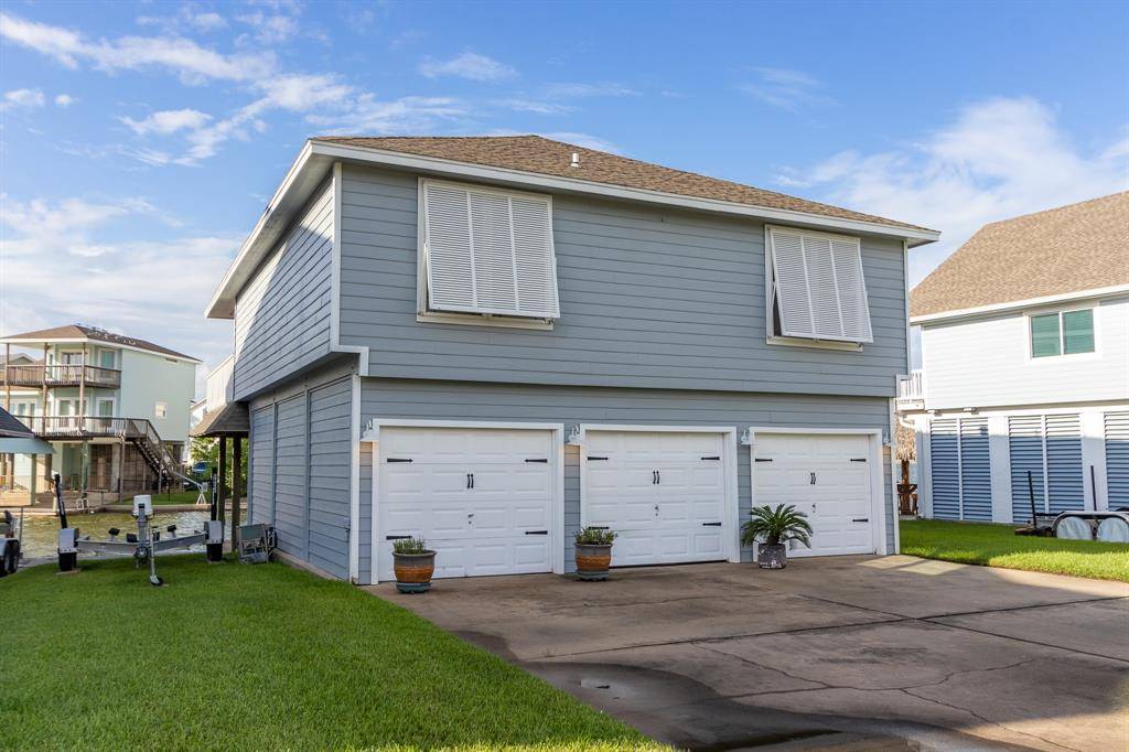 1330 Leilani DR, Tiki Island, TX 77554