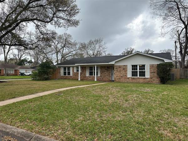 1401 Lawn DR, Angleton, TX 77515