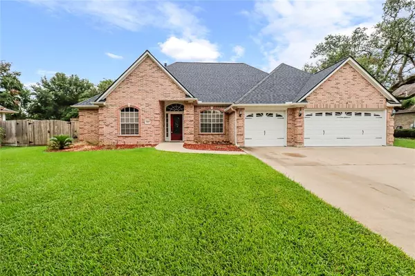 900 Enchanted Oaks DR,  Angleton,  TX 77515