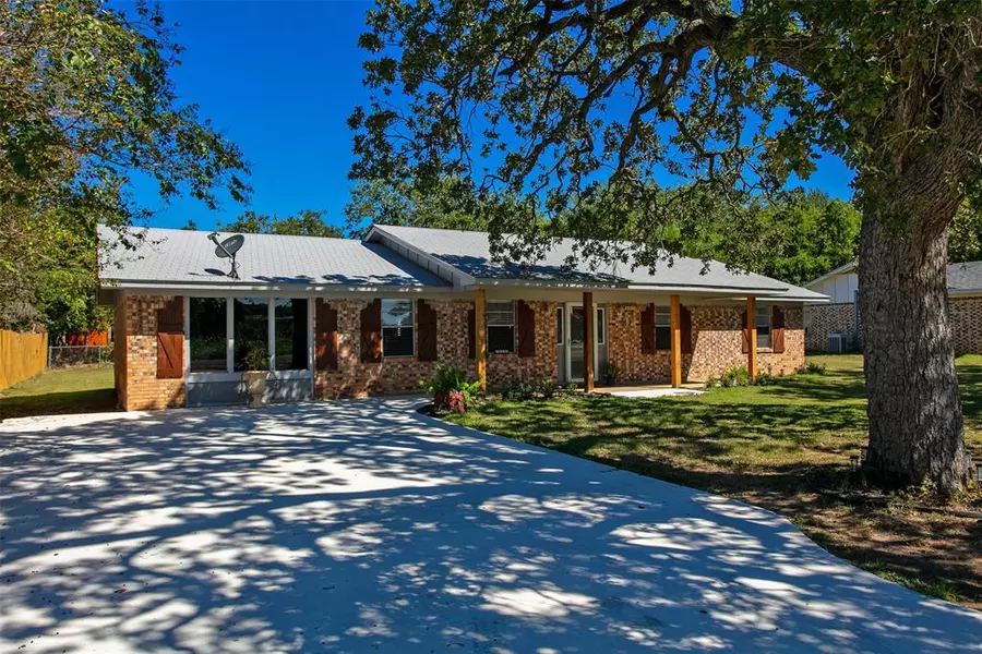 415 W Decherd ST, Franklin, TX 77856