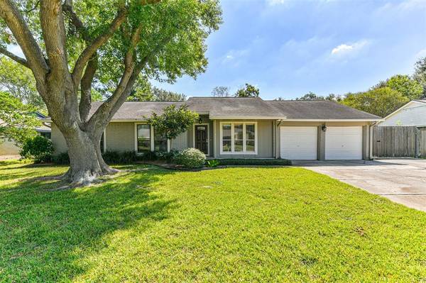 1306 Frontier LN, Friendswood, TX 77546