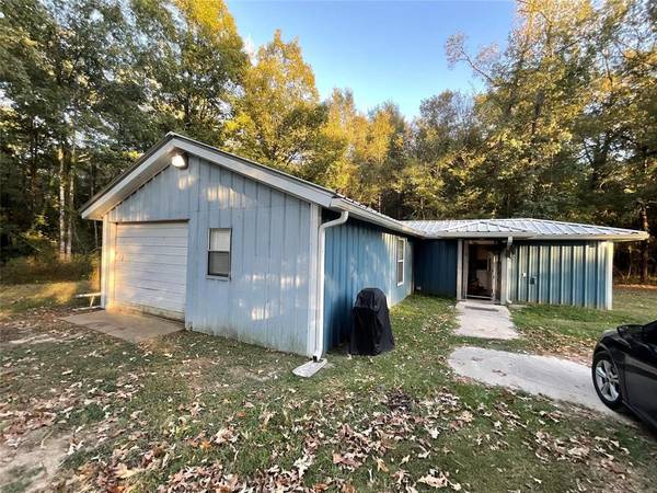 254 Long RD, Livingston, TX 77351