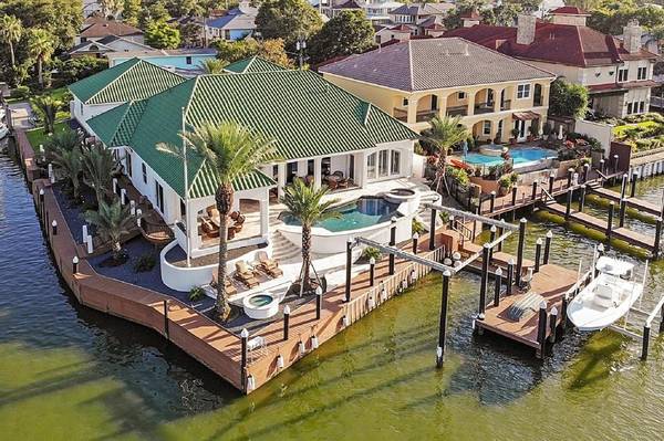 1 Harbor LN, Kemah, TX 77565