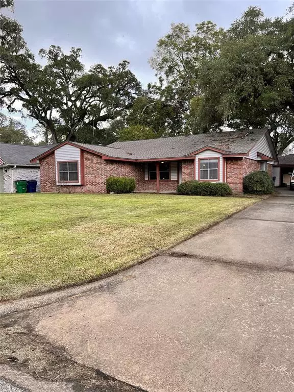 237 Canterbury DR, West Columbia, TX 77486