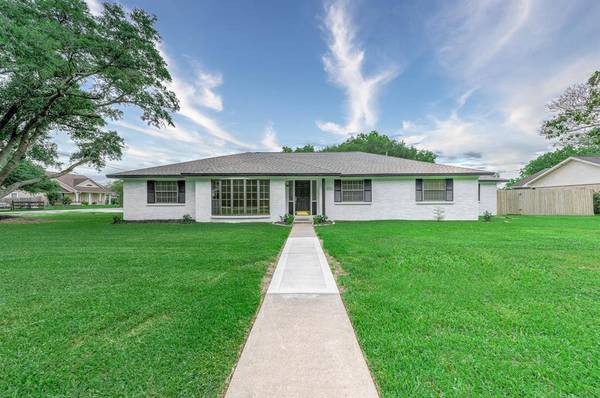 2501 Ryan DR, Alvin, TX 77511