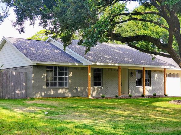 4210 Meadow Glenn DR, Dickinson, TX 77539