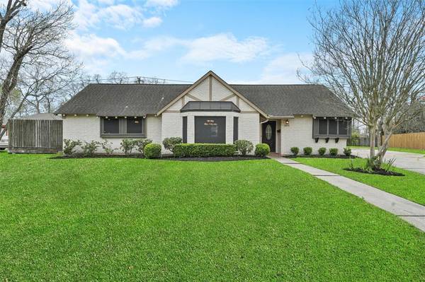 2804 Frostwood Cir, Dickinson, TX 77539