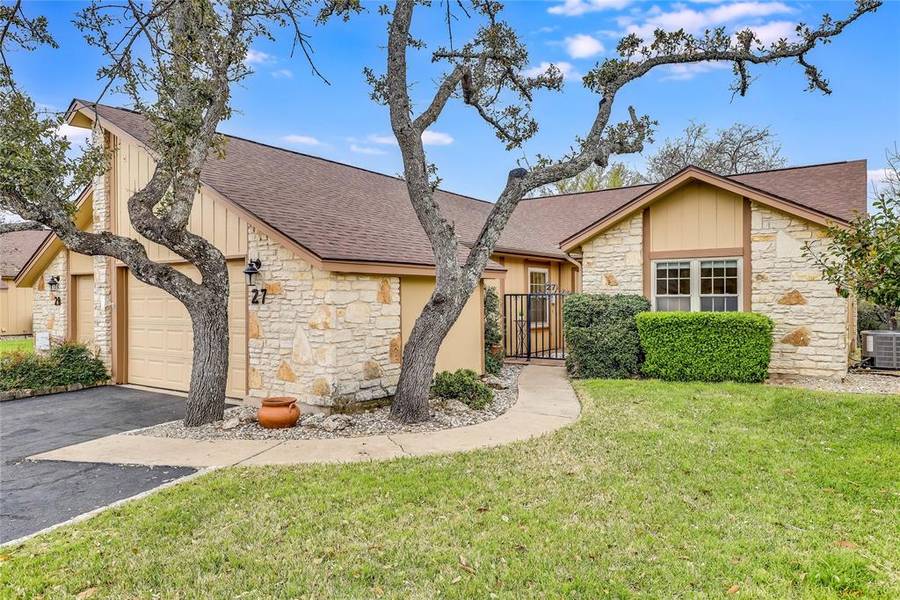 27 Oaks PL, Lago Vista, TX 78645