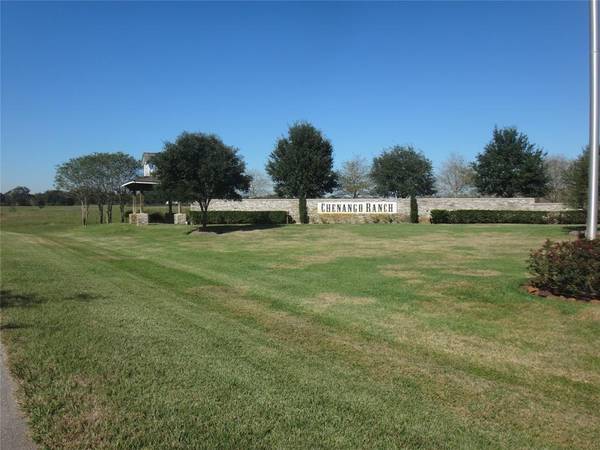 22211 Pittman DR, Angleton, TX 77515