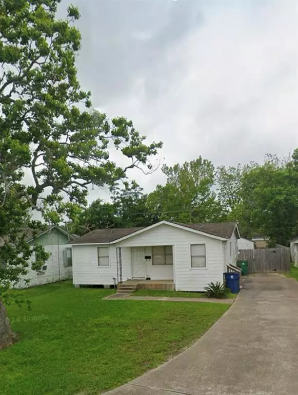 411 N Parrish ST, Angleton, TX 77515