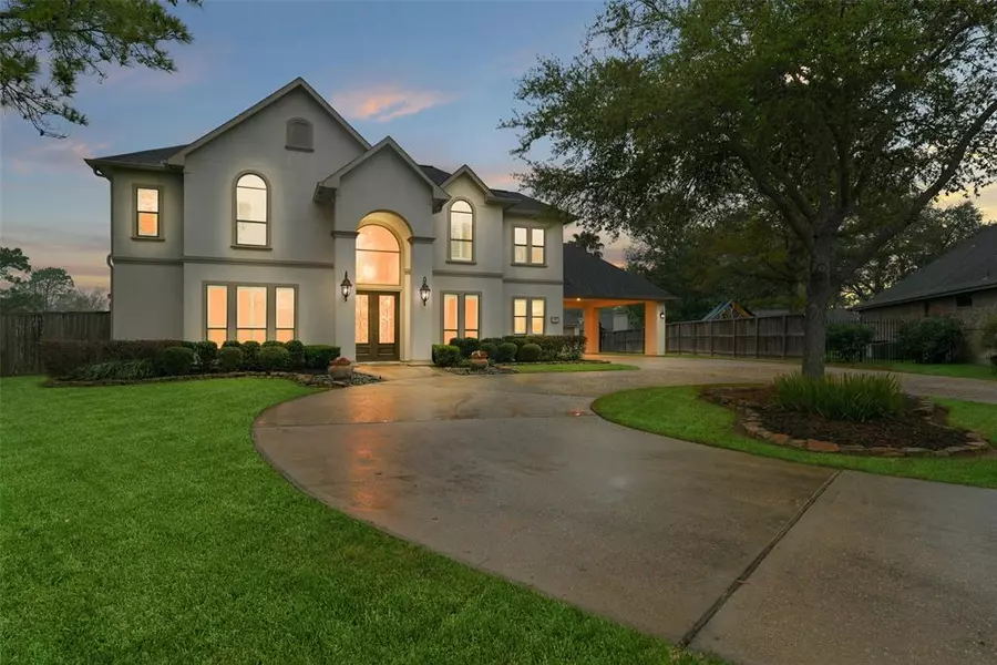 16 Marys Creek LN, Friendswood, TX 77546