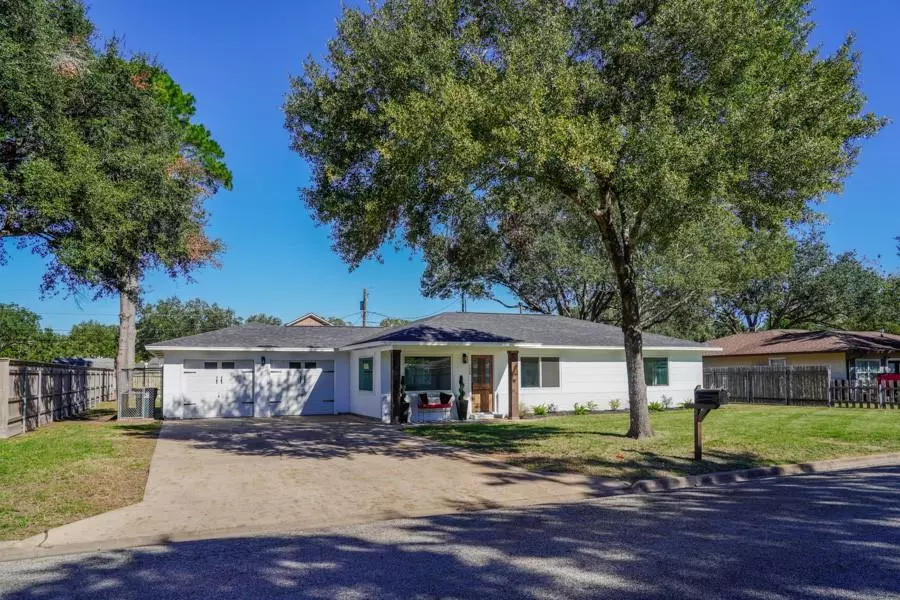 1406 South ST, El Campo, TX 77437