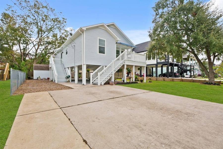 625 Pine RD, Clear Lake Shores, TX 77565