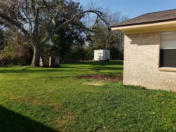 Angleton, TX 77515,733 W Live Oak