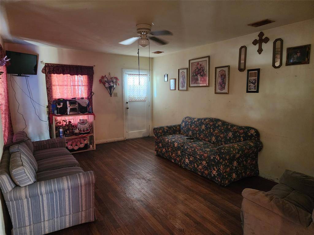 2710 10th ST, Bay City, TX 77414