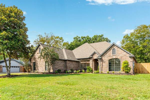 423 Huckleberry DR, Lake Jackson, TX 77566