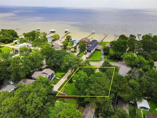 3726 Bayshore DR, Bacliff, TX 77518