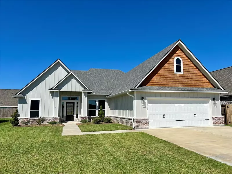 4 Gemstone CT, Angleton, TX 77515