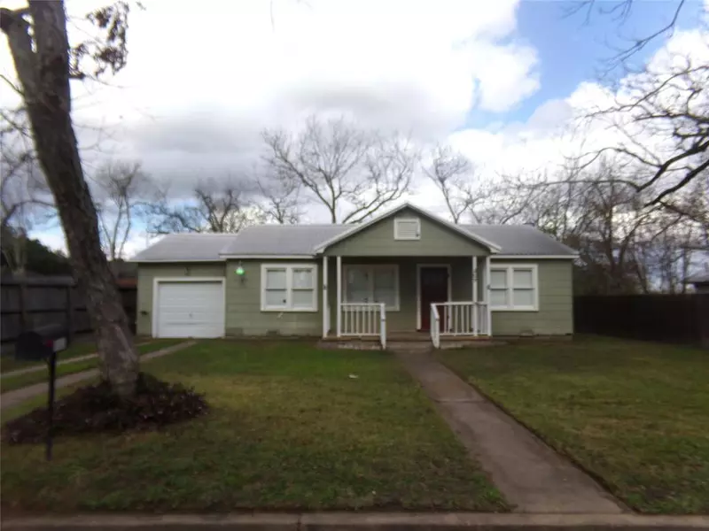 207 E Converse ST, Weimar, TX 78962