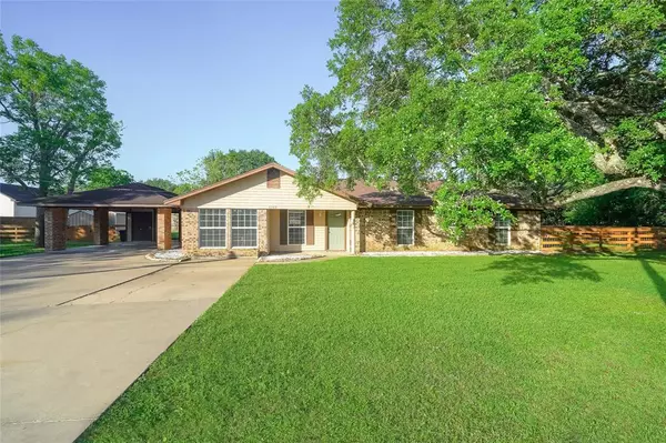 1502 Avenue G, Danbury, TX 77534