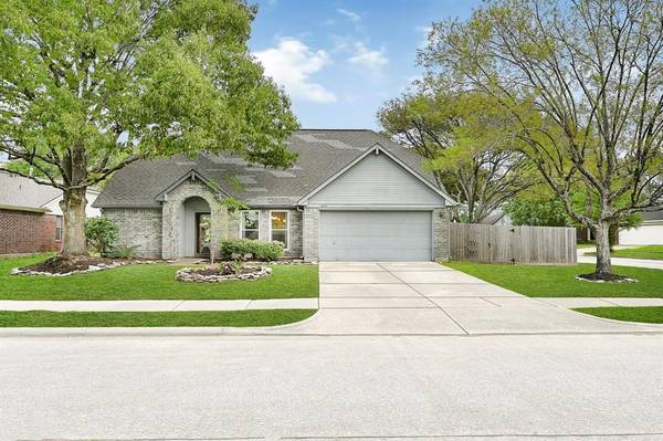 15839 Constitution LN, Friendswood, TX 77546