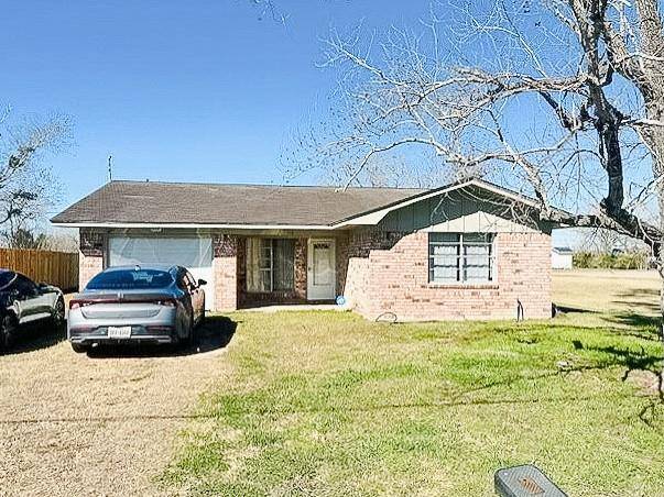 110 Cedar ST, Louise, TX 77455