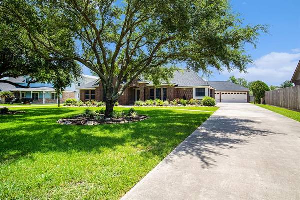 318 River Oaks DR, Mont Belvieu, TX 77523