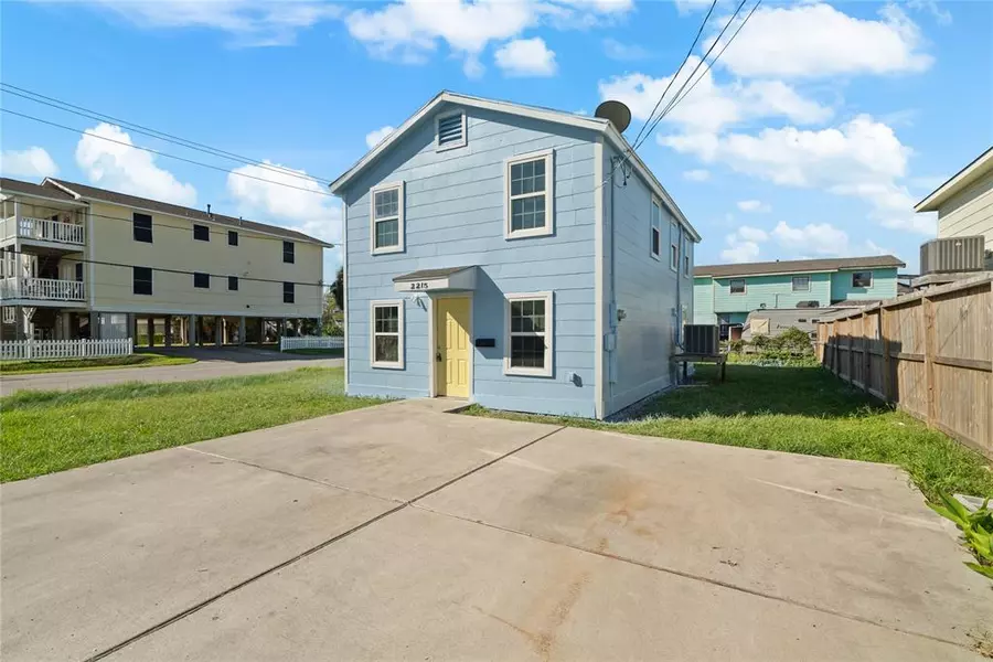 2215 Hollywood AVE, Galveston, TX 77551