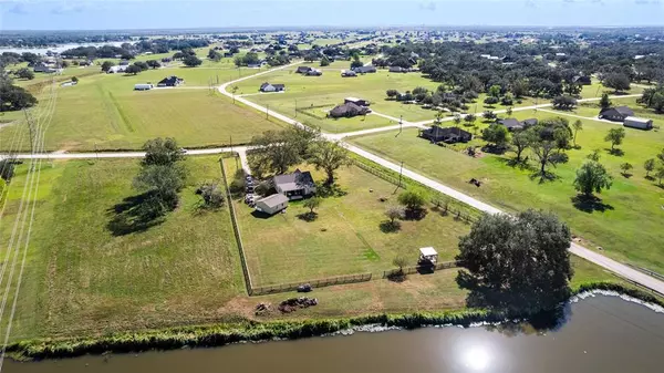 720 Winchester TRL, Angleton, TX 77515