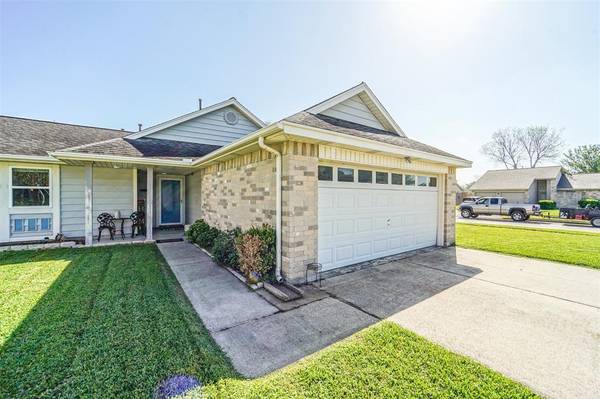 902 Myrtle Creek DR, La Porte, TX 77571