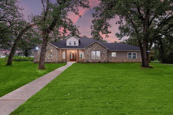 220 Hogan LN, Hempstead, TX 77445