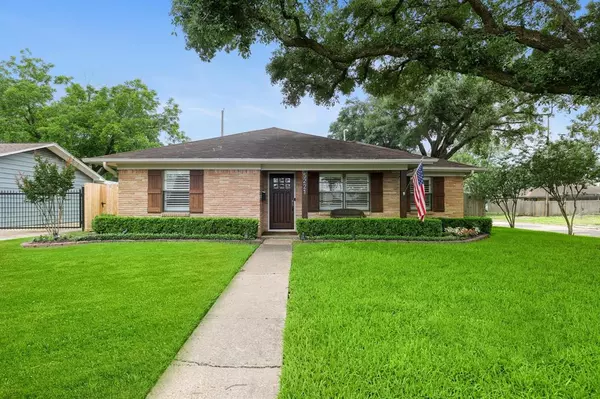 5221 De Lange LN, Houston, TX 77092