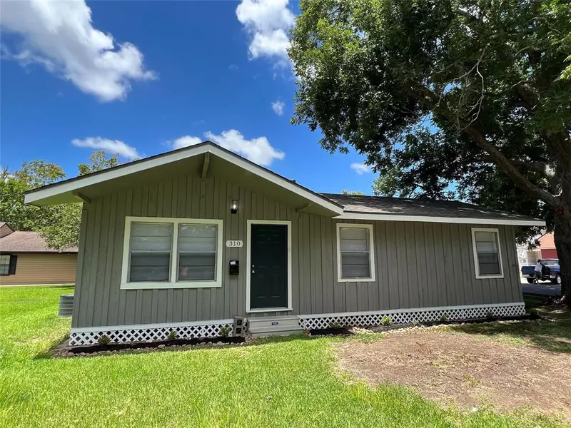 310 S Shanks ST, Clute, TX 77531