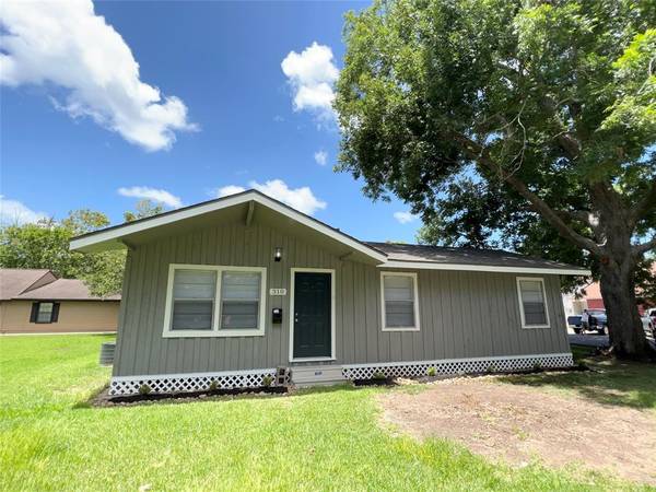 310 S Shanks ST, Clute, TX 77531