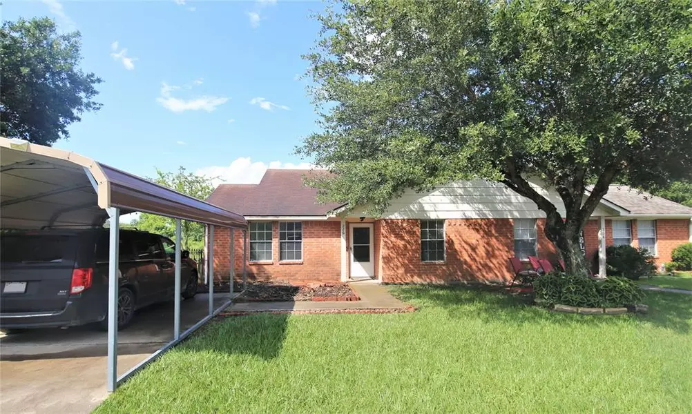 226 Hunters LN, Eagle Lake, TX 77434