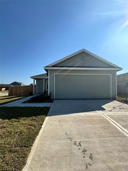 252 Dallas DR, Angleton, TX 77515