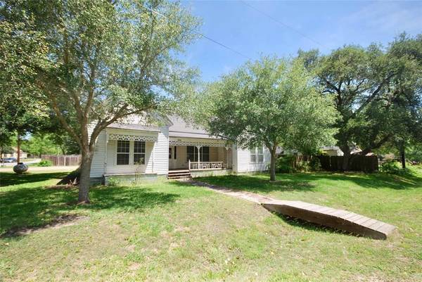 304 W Mckinney, Moulton, TX 77975