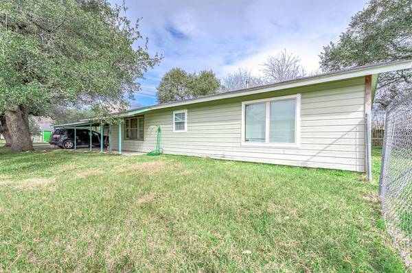 701 Alamo ST, El Campo, TX 77437