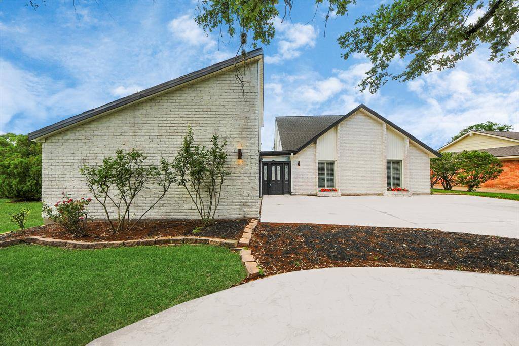 722 Merrick DR, Sugar Land, TX 77478