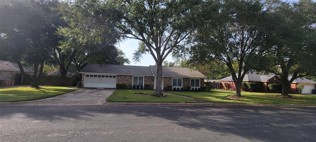 104 Royal Oaks ST, Huntsville, TX 77320