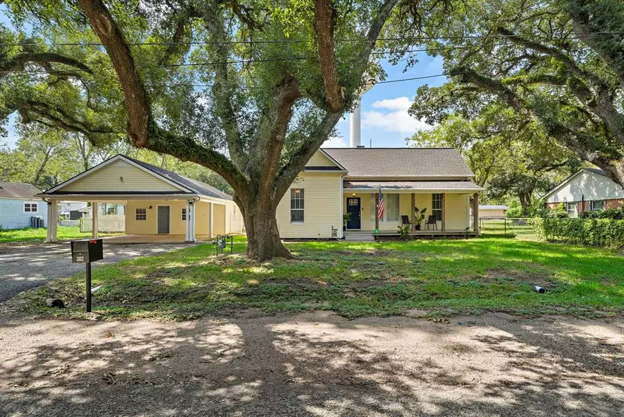 302 Pietzsch ST, East Bernard, TX 77435