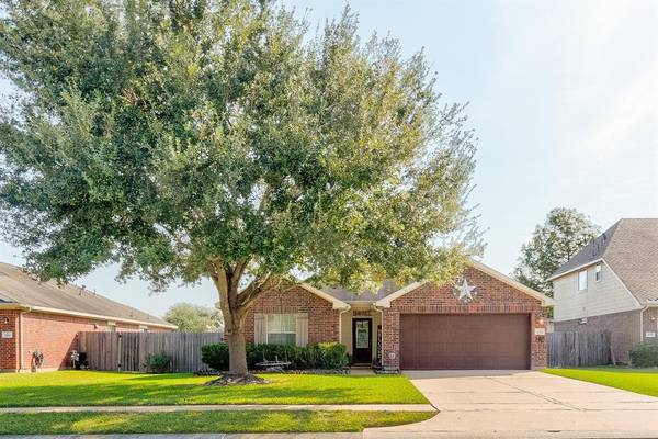 7023 Crescent Moon DR, Hitchcock, TX 77563