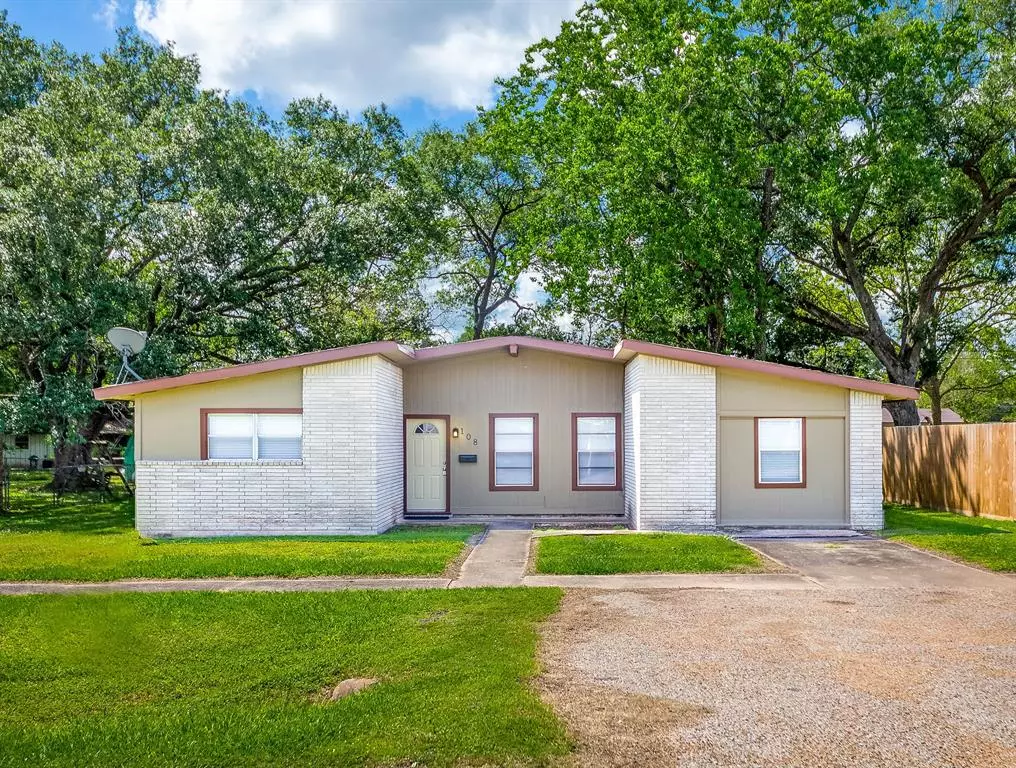 West Columbia, TX 77486,108 E Meadow LN