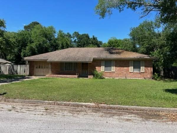 624 Willow LN, Eagle Lake, TX 77434