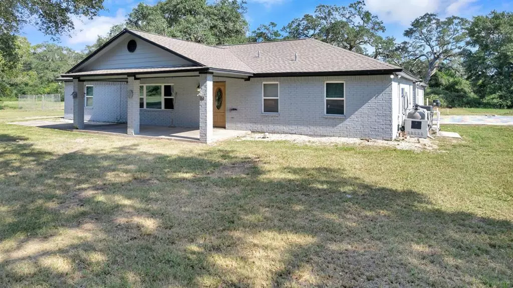 359 County Road 126, Edna, TX 77957