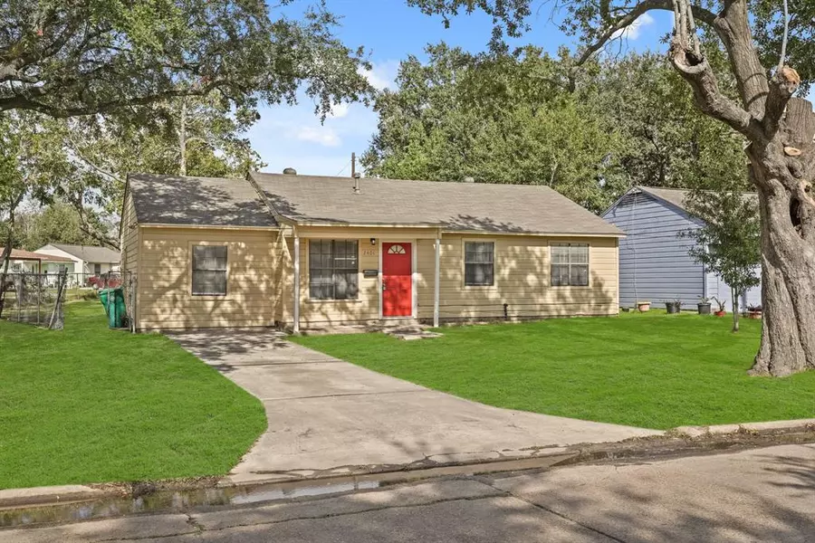 2401 Windsor LN, Pasadena, TX 77506