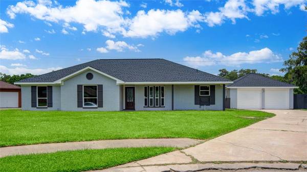 332 Petunia ST, Lake Jackson, TX 77566