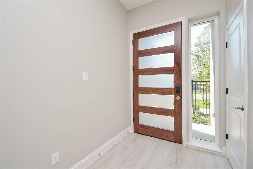 Houston, TX 77011,147 S 66 ST